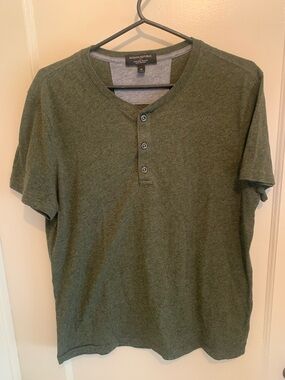 Banana Republic Men's Olive Moisture Wicking Green Henley Shirt SZ Medium